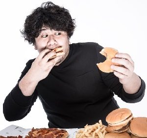 食べ過ぎの男性