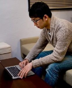 自宅でパソコンしている男性