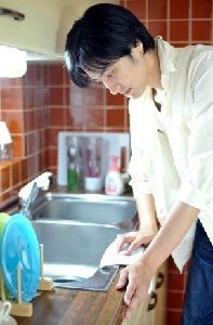 キッチンを掃除する男性