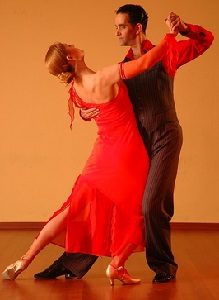 社交ダンスを踊る男女