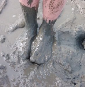 泥だらけの足