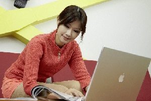 パソコン操作を勉強している女性