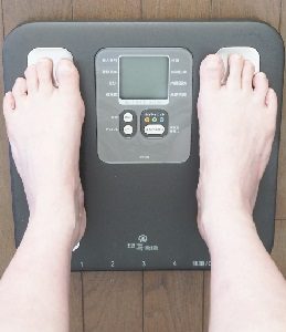 体重を測る女性