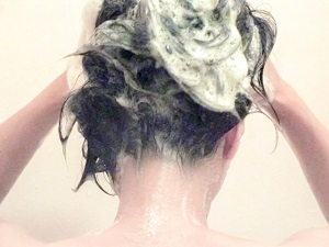 髪を洗う女性