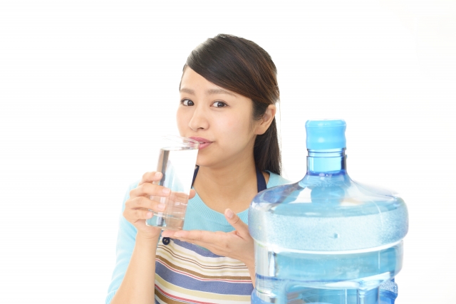 ウォーターサーバーの「ボトルの水」を飲む女性
