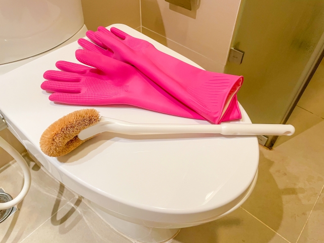トイレ掃除道具（ゴム手袋、ブラシ）