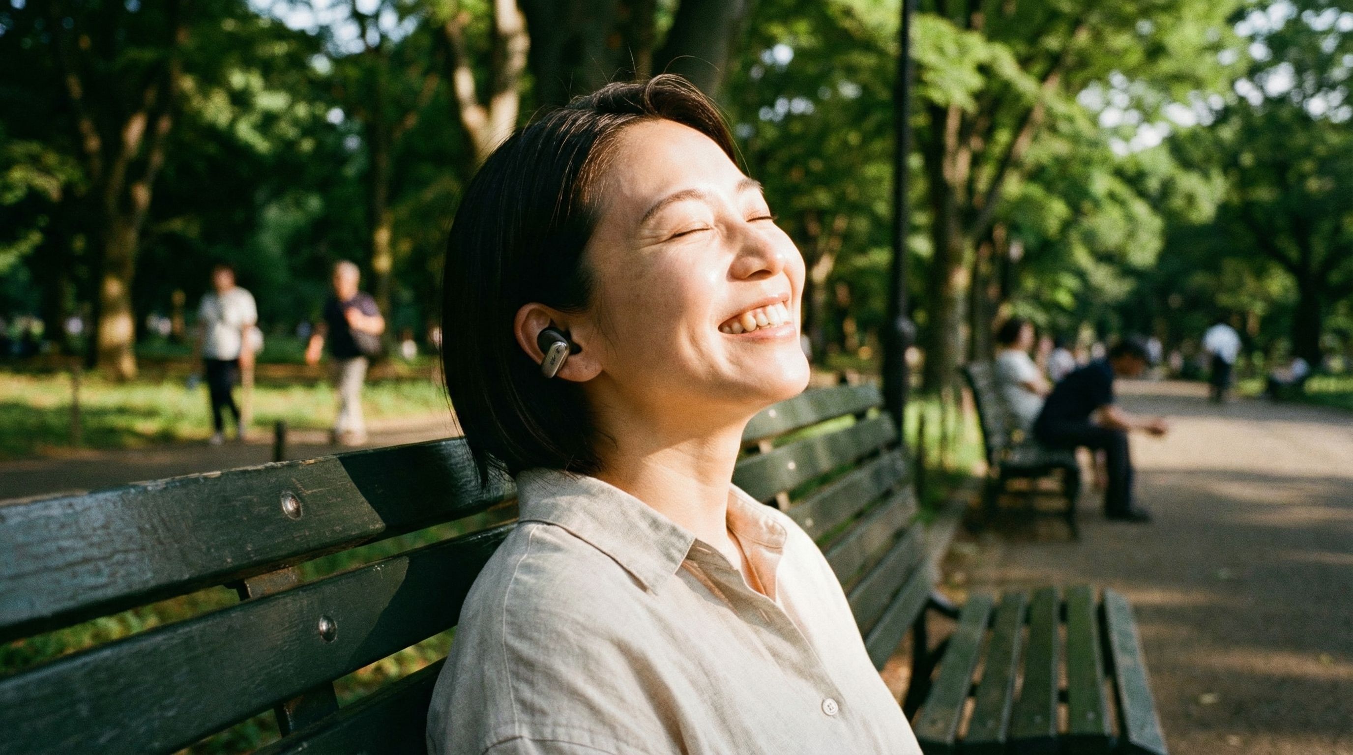 Bose Ultra Open Earbudsで音楽を楽しみ満足している女性

